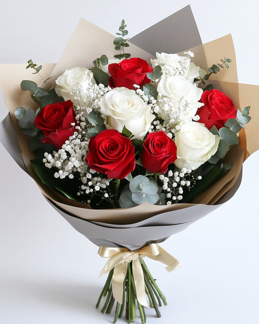 ❤️🤍 Ramo de Rosas Rojas y Blancas (Mitad y Mitad) con Ruscus y Gypso | Bogotá